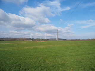 Windkrafträder in der natürlichen Landschaft