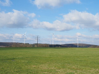 Windkraftr&auml;der in der nat&uuml;rlichen Landschaft