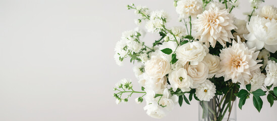 カサブランカや菊の美しく白いブーケ - obrazy, fototapety, plakaty