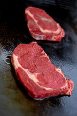 ステーキ肉_鉄板で焼く