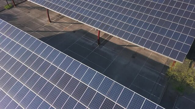 Pannelli fotovoltaici ombreggianti sopra un parcheggio pubblico