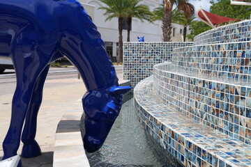 Trinkendes blaues Pferd, Brunnen, Kunst, blau, Pferdekopf, Mosaik, Oranjestad, Aruba, Karibik 