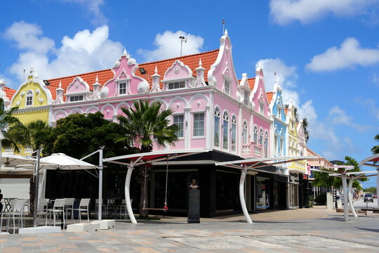 Historisches Stadtzentrum von Oranjestad mit bunten H&auml;usern, rosa, hellblau, gelb, Plaza Daniel Leo, Wilhelminastraat, Aruba, Karibik, ABC-Inseln, Antillen