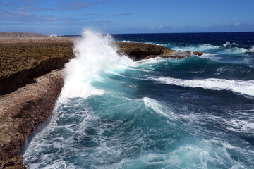 Welle, Brandung in Curacao, Felsenküste, Bucht, Shete Boka National Park,  Boka Tabla, Curacao, Antillen, ABC-Inseln, Karibik