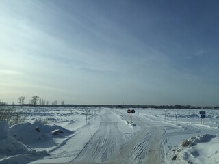 дорога через лед 
road through the ice