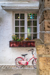 Fototapeta na wymiar 窓辺の赤い自転車