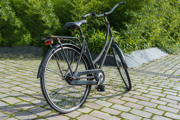 Obraz premium Old bicycle with a flat tire in the summer