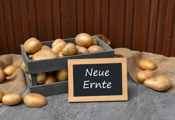 Eine Kiste Kartoffeln aus neuer Ernte. - obrazy, fototapety, plakaty