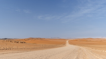 Straße ins nirgendwo im Namib-Naukluft Nationalpark, unendliche Weite, alleine und einsam