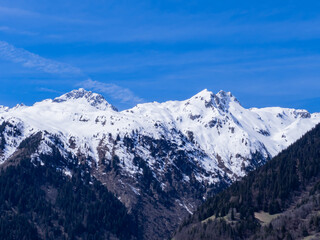 Massif de la Lauzière en hiver avec ciel bleu et neige et roche et aiguilles - obrazy, fototapety, plakaty