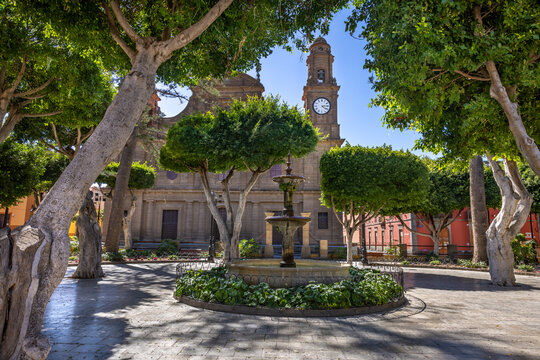 The old city of Galdar in the north of Grand Canary Island, Canary Islands, Spain. The church (Parroquia) de Santiago Ap&oacute;stol with town square Plaza de Santiago.