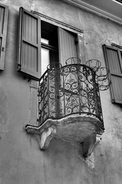 schwarzweiß Bild eines historischen alten Balkons an einer Fassade in der Altstadt von Malcesine am Gardasee in Italien