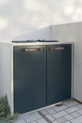 Müllcontainer mit der deutschen Aufschrift Biomüll vor einem Wohnhaus in Magdeburg - 777614043