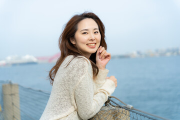 海辺でほほ笑む女性