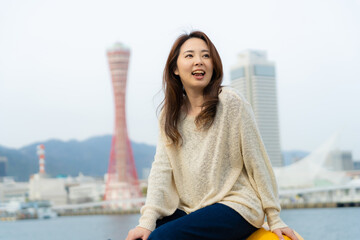 海辺でほほ笑む女性