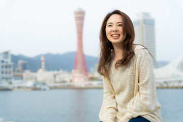 海辺でほほ笑む女性