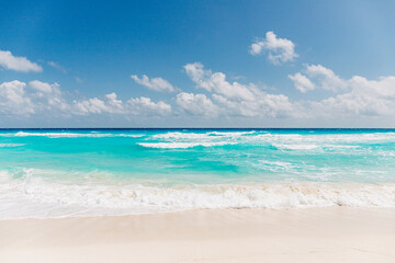 Fototapeta na wymiar Pristine turquoise water and white sand at Cancun beach