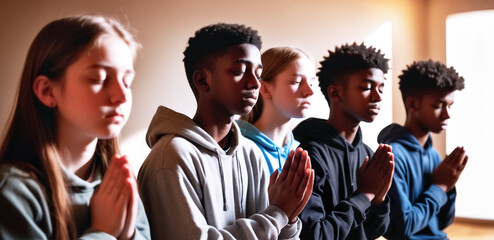 illustrazione con adolescenti in raccoglimento e preghiera