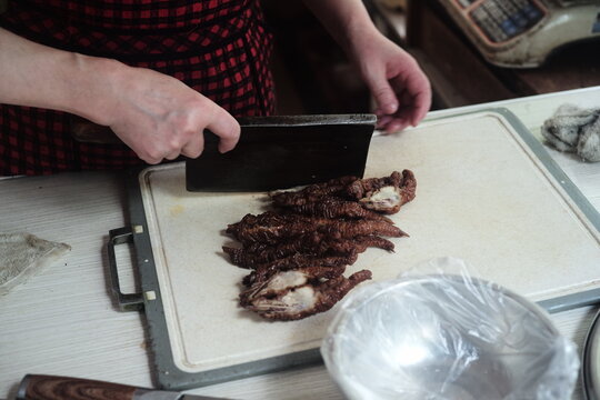 The chef is making braised chicken feet
