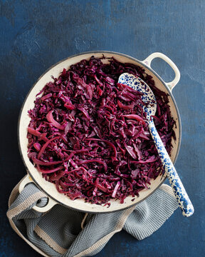 Braised red cabbage in a skillet