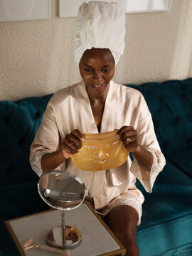 Woman using sublime face mask