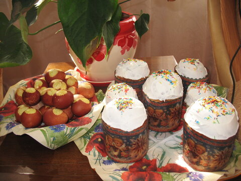 Easter cakes and painted eggs
