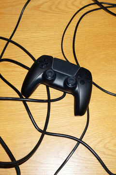 Game controller, wires and game computer / screen 
