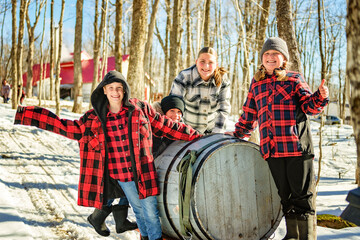 Photo showing children having great time at maple shack - 777683627