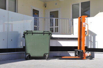 Specialized container for collecting garbage. Manual hydraulic trolley.