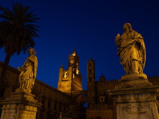 Fototapeta na wymiar la cattedrale di Palermo nella blue hour