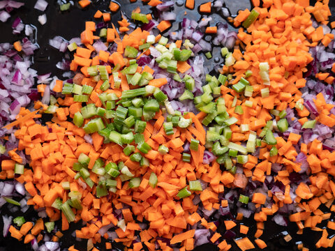 teglia con soffritto di verdure.