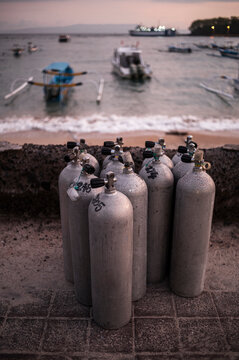 Air bottle for scuba diving