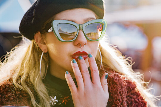 Pretty blond woman in beret nd green sunglasses