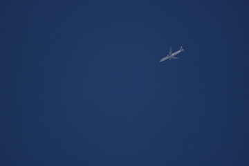 airplane flying in flying