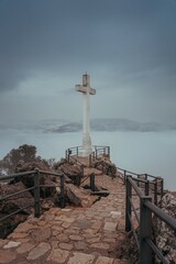 Cruz del Castillo de Santa Catalina entre nieblas
