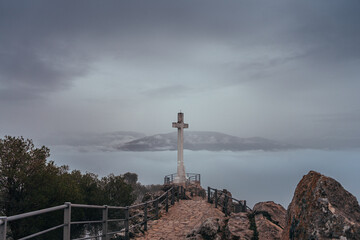 Cruz del Castillo de Santa Catalina entre nieblas