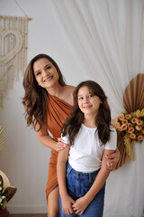 mãe e filha  juntas comemorando o dia das mães 