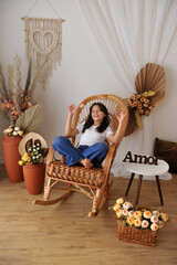 adolescente meditando em casa,  interior de sala  estilo boho, 