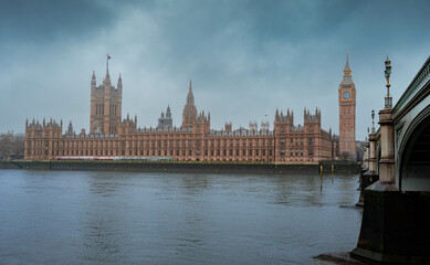 Fototapeta na wymiar Palacio de Wensmister en Londres en un día lluvioso