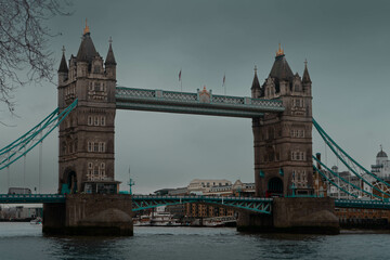 Fototapeta na wymiar Puente de Londres en un día lluvioso
