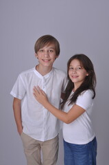  menino e menina juntos, irmãos e amigos fiéis 