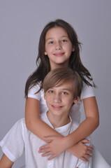  menino e menina juntos, irmãos e amigos fiéis 