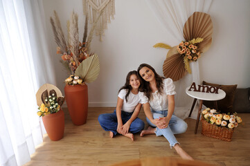mãe e filha  juntas comemorando o dia das mães 