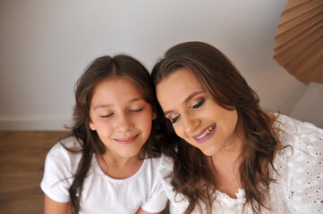 mãe e filha  juntas comemorando o dia das mães 