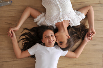 mãe e filha  juntas comemorando o dia das mães 