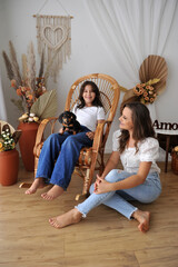 Obraz na płótnie Canvas mãe e filha felizes com filhote de cachorro da raça Duchshund , amor em familia 