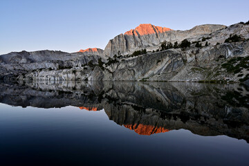Alpengow on North Peak reflected in the still waters of Steelhead Lake in the Twenty Lakes Basin of the Sierra Nevada Mountains in California.
 - obrazy, fototapety, plakaty