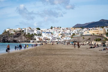Crédence de cuisine en verre imprimé les îles Canaries White sandy beach and blue ocean water in Morro Jable vacation village on south of Fuerteventura, Canary islands, Spain