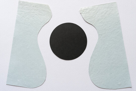 paper circle between two similar shapes (match book)