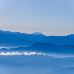 千畳敷カールで見た青い山並みと富士山のコラボ情景